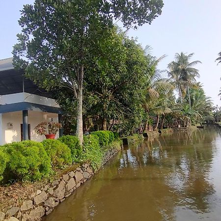 Valentine'S Rice Bowl Home Stay Alappuzha Buitenkant foto